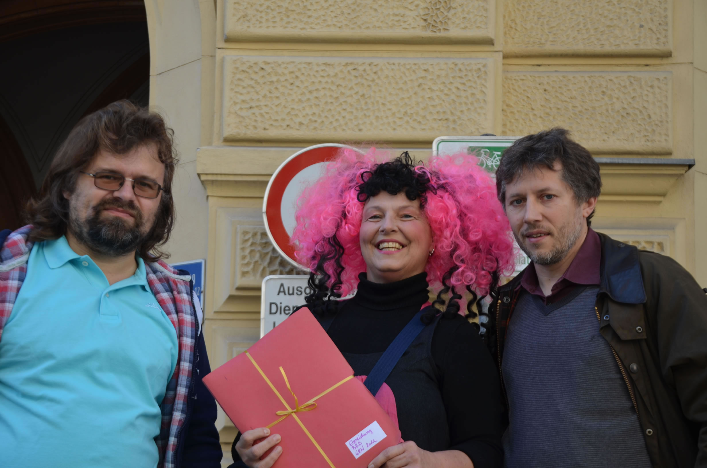 Betty Baloo Bande Wahleinreichung: Betty Baloo und 2 Kandidaten vor dem Grazer Rathaus