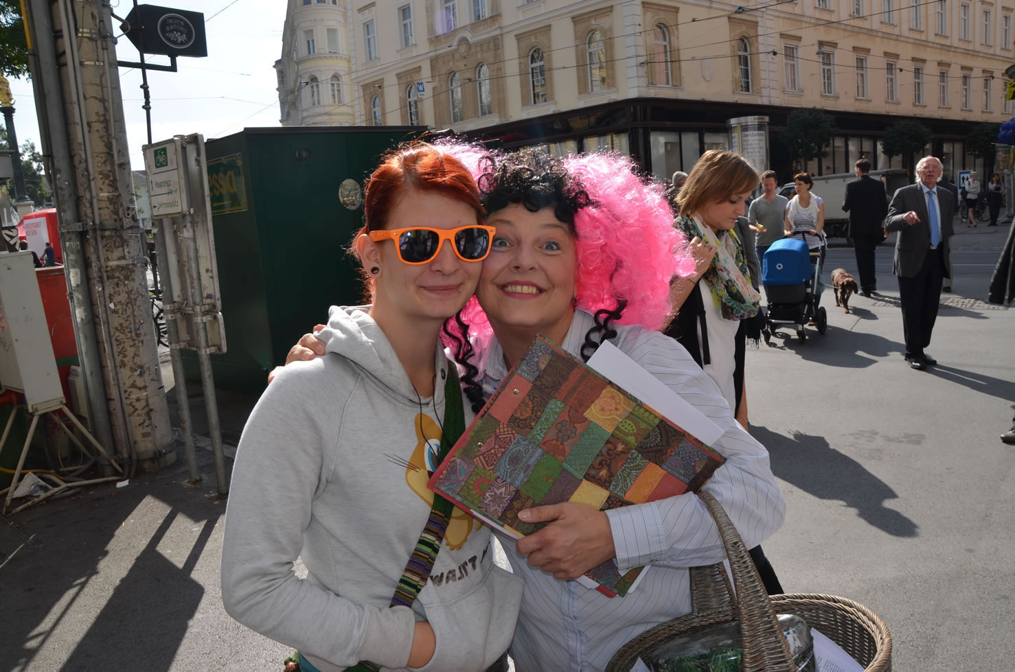 Betty Baloo sammelt Unterschriften Grazer Gemeinderatswahlen mit Brillenfrau