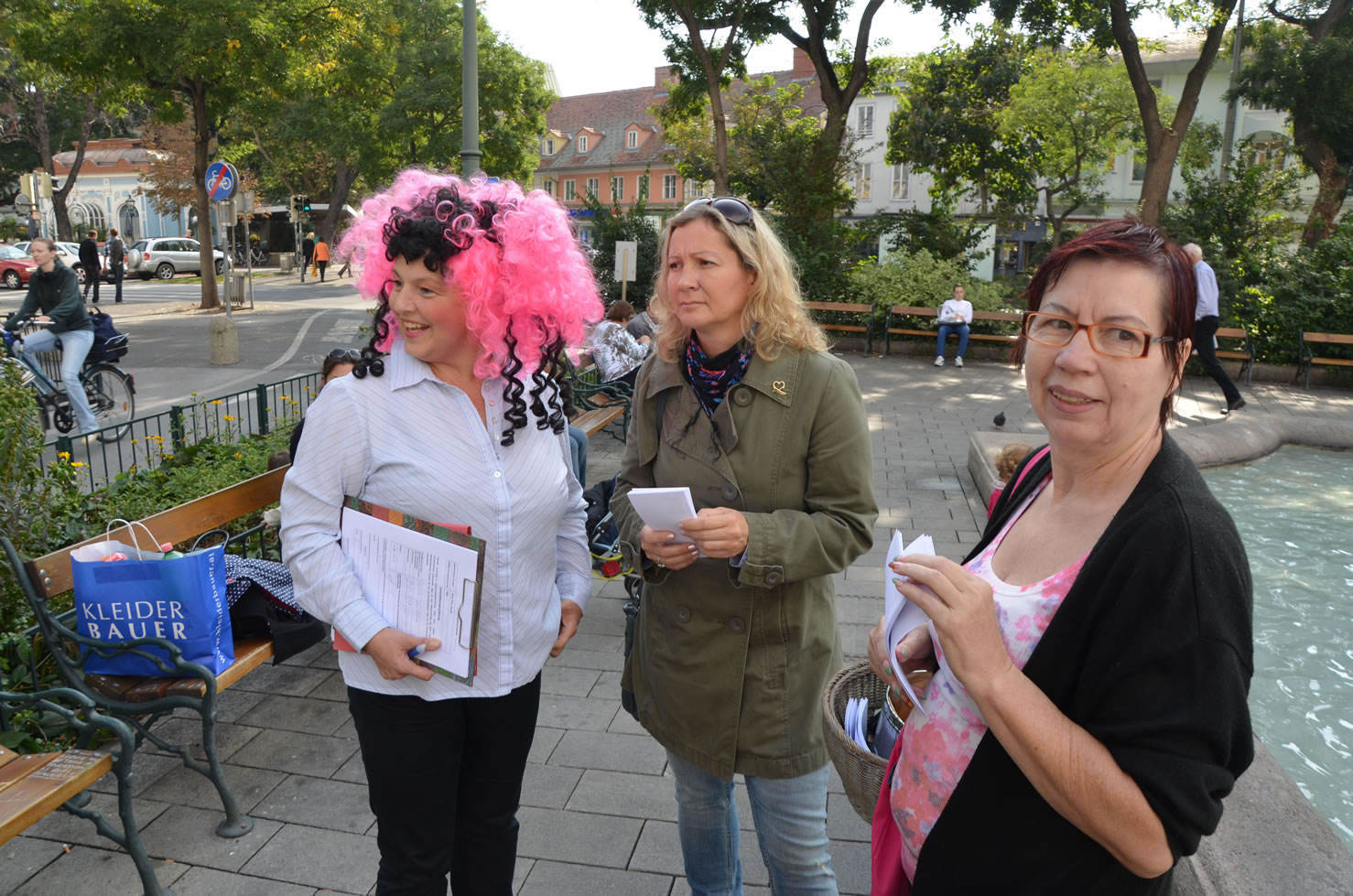Betty Baloo sammelt Unterschriften Grazer Gemeinderatswahlen am Eisernen Tor