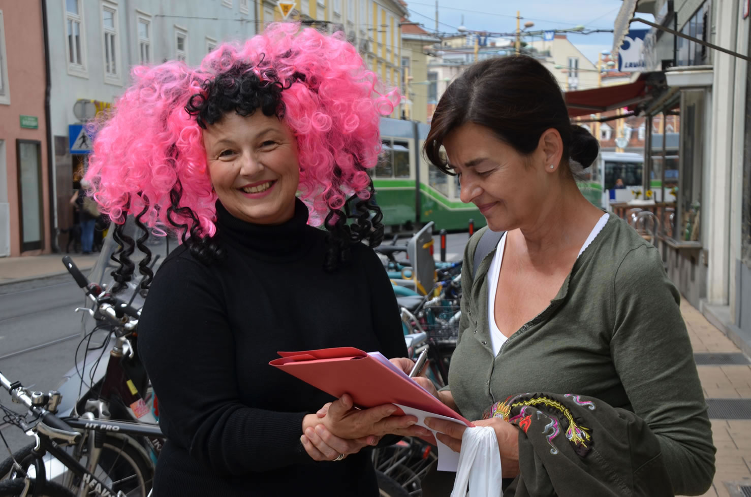 Betty Baloo sammelt Unterschriften Grazer Gemeinderatswahlen
