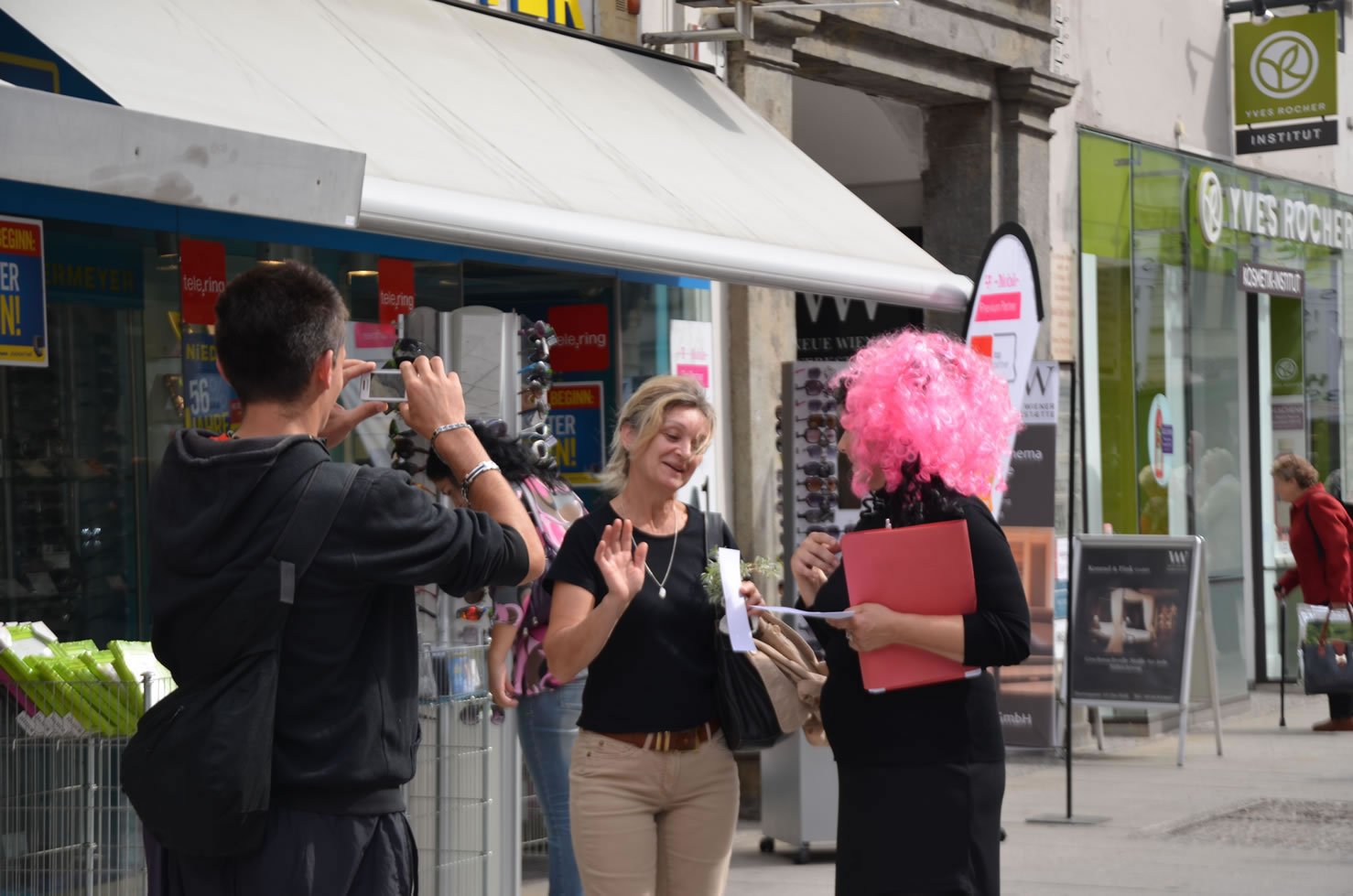 Betty Baloo sammelt Unterschriften Grazer Gemeinderatswahlen