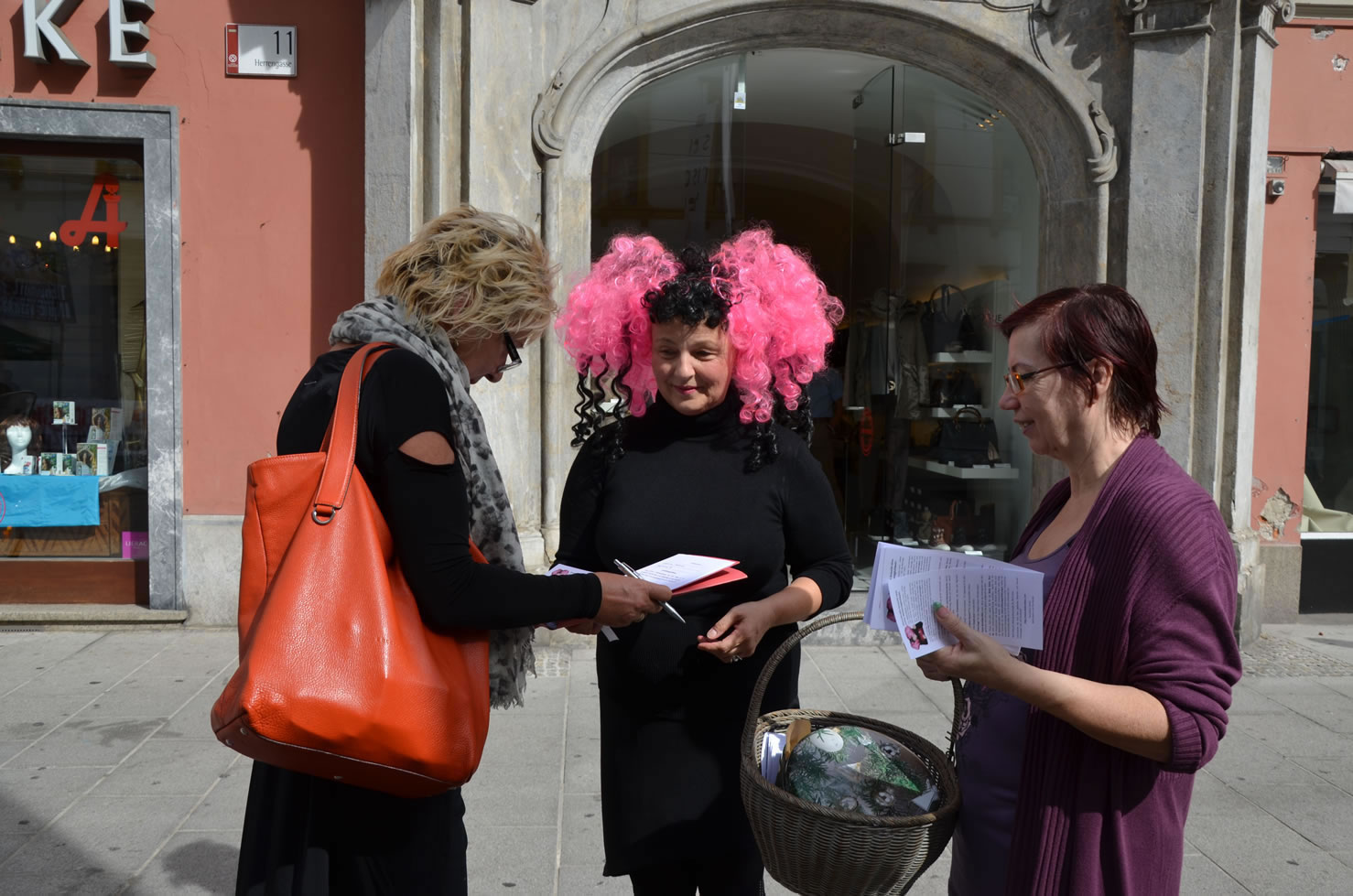 Betty Baloo sammelt Unterschriften Grazer Gemeinderatswahlen Herrengasse 11