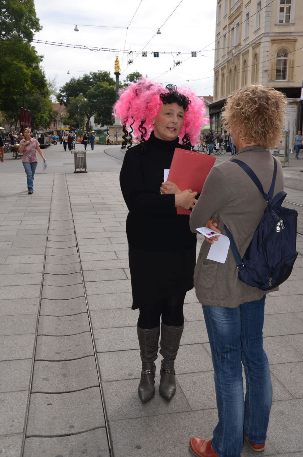 Betty Baloo sammelt Unterschriften Grazer Gemeinderatswahlen