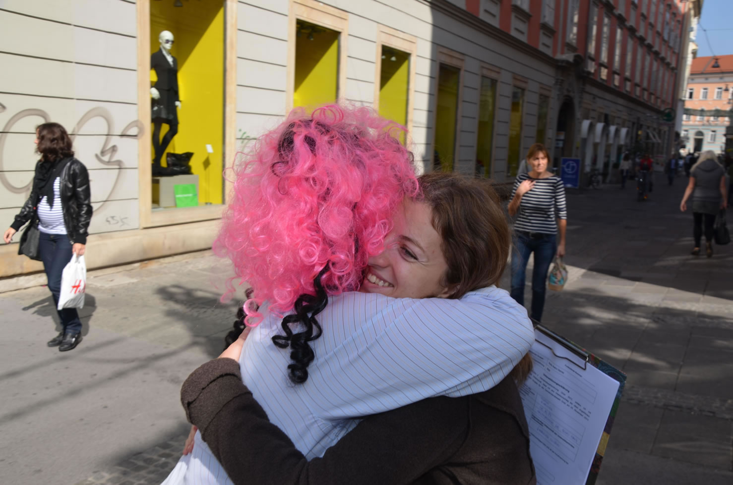 Betty Baloo sammelt Unterschriften Grazer Gemeinderatswahlen Hug