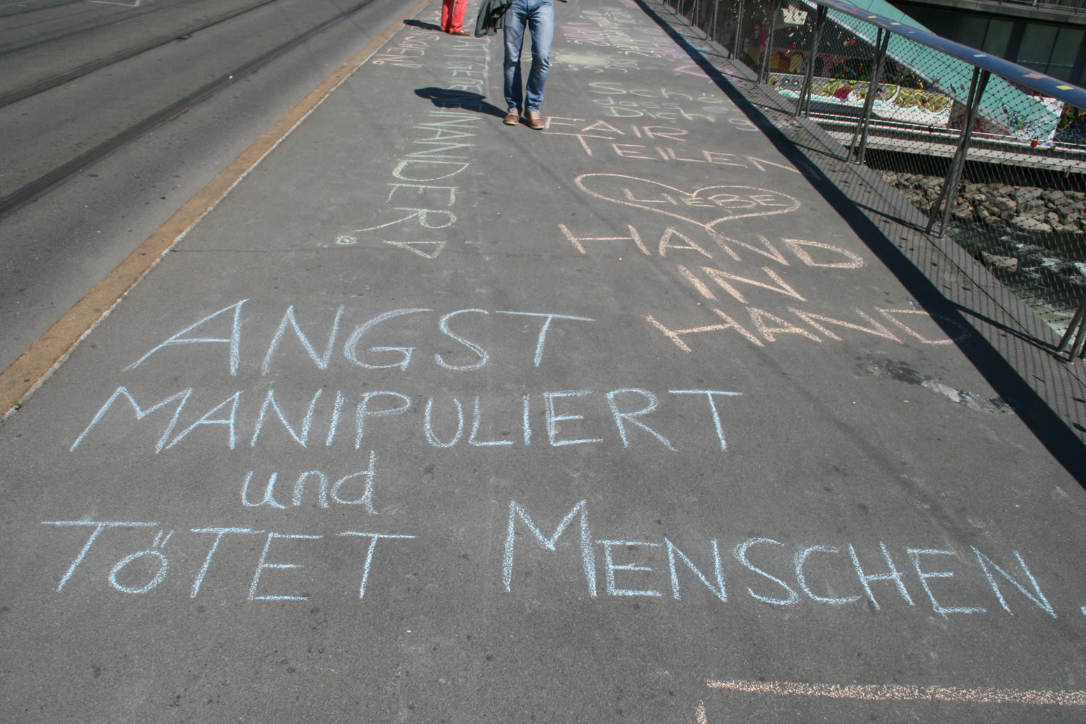 Zeichnen gegen Kürzungen: Angst manipuliert und tötet Menschen