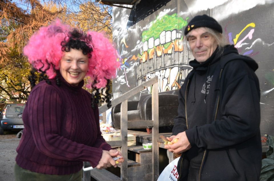 Betty Baloo und Wam Kat kochen warme Suppe gegen soziale Kälte in Graz