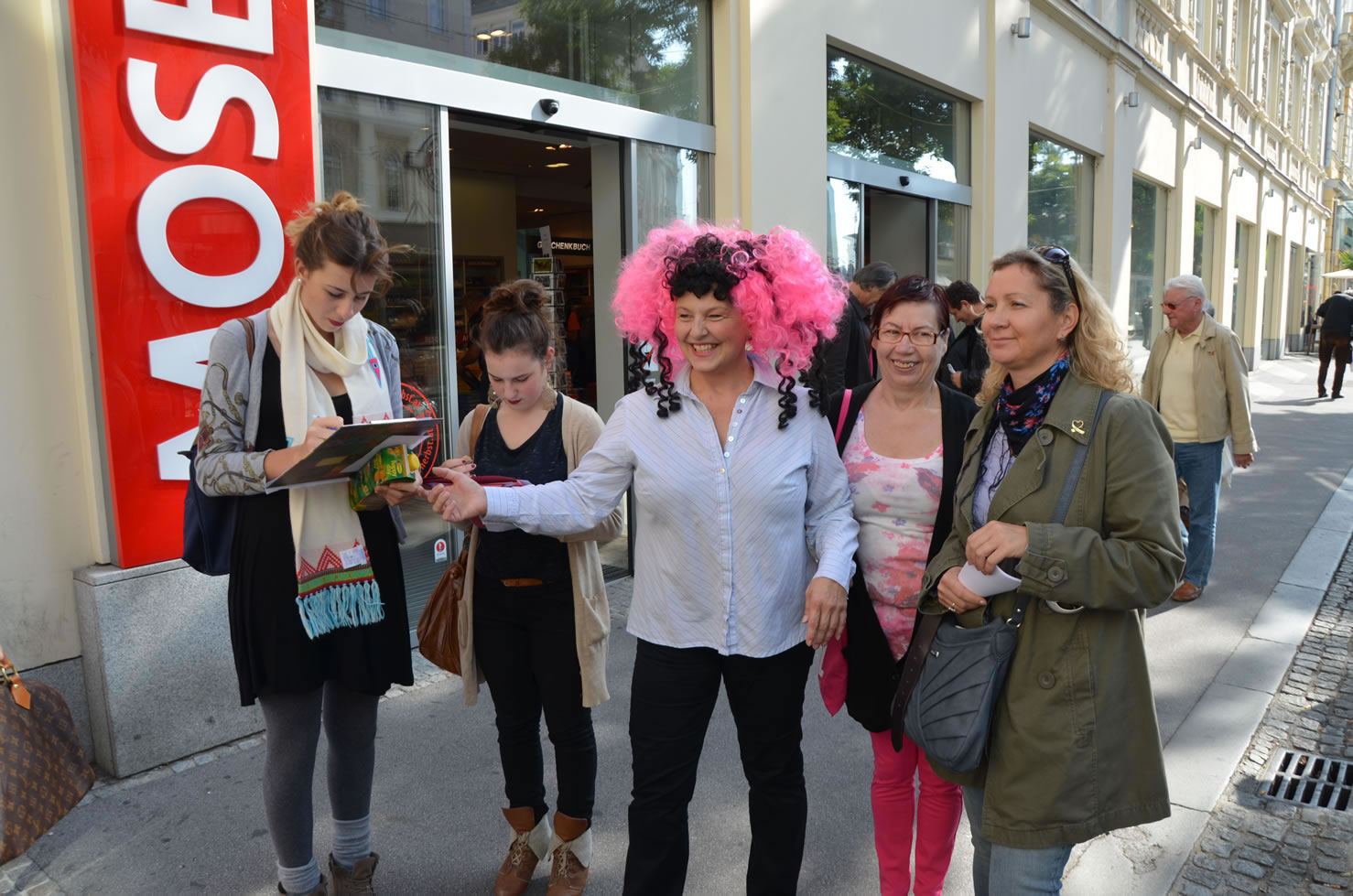 Betty Baloo sammelt Unterschriften Grazer Gemeinderatswahlen vor Buchhandlung Moser
