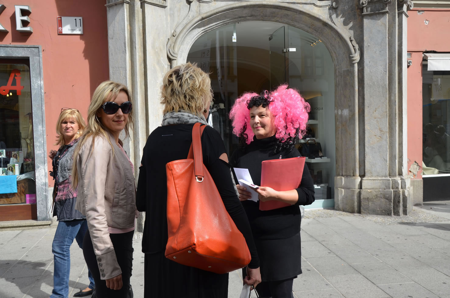 Betty Baloo sammelt Unterschriften Grazer Gemeinderatswahlen Herrengasse 11