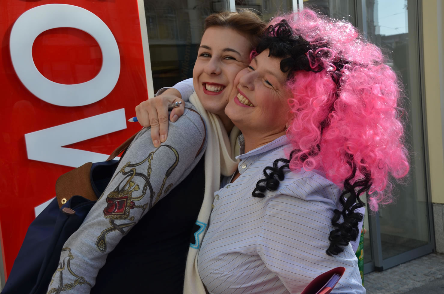 Betty Baloo sammelt Unterschriften Grazer Gemeinderatswahlen Hug vor Buchhandlung Moser